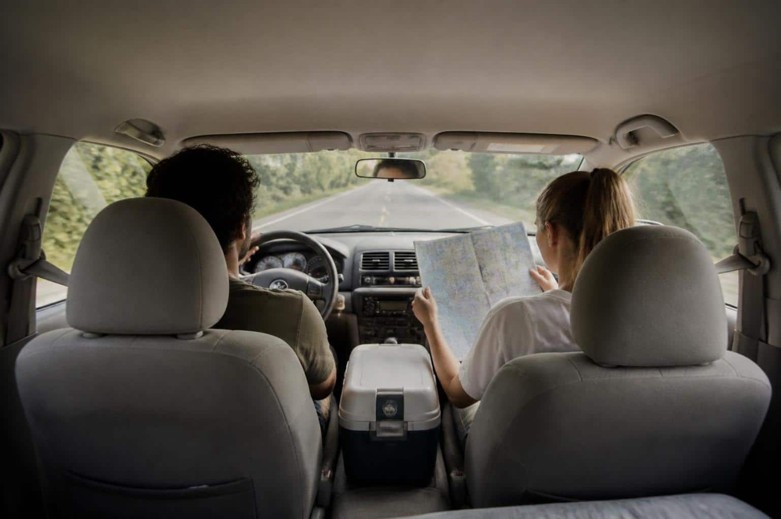 d&eacute;couvrez comment organiser un road trip minimaliste pour profiter pleinement de l'aventure avec l'essentiel, en all&eacute;geant vos bagages et en optimisant chaque &eacute;tape de votre voyage.